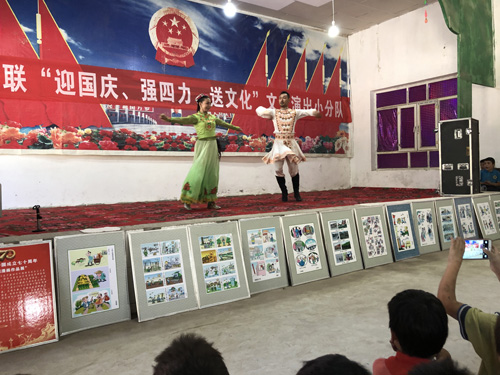 3-漫画展在莎车县孜热甫夏提塔吉克民族乡萨依巴格村巡回展出.JPG