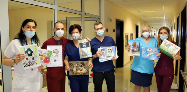 7保加利亚索非亚医院医护人员展示中国漫画家作品.JPG