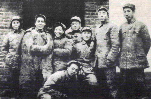 2、1948年冬，淮海战役期间，刘晓刚与鲁中南报社编辑室的同志们在临沂郊区合影。（中坐者为刘晓刚）.jpg